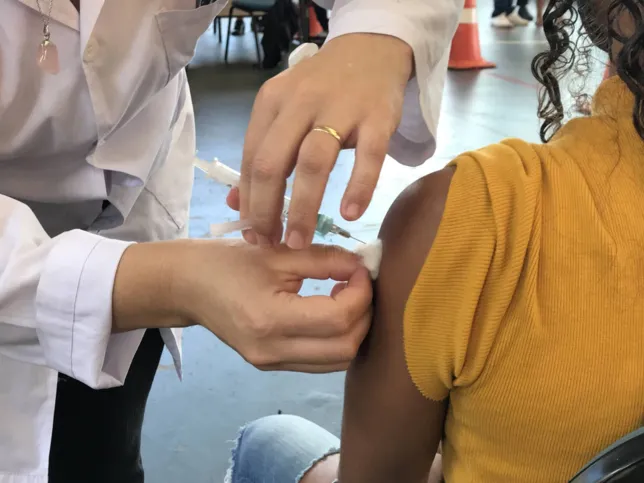 Imagem ilustrativa da imagem Dez cidades da RML não começaram vacinar jovens sem comorbidades