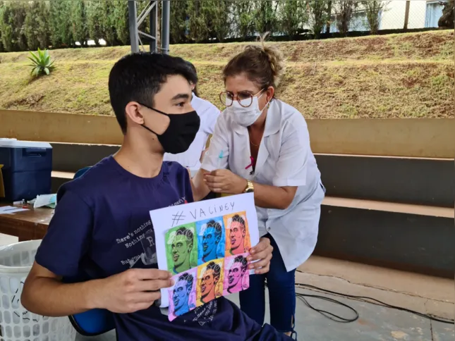 "Quero que essa pandemia acabe logo para que a gente possa voltar à vida de antes, sem máscaras e podendo jogar bola”, diz Thiago Souza Benício, 14