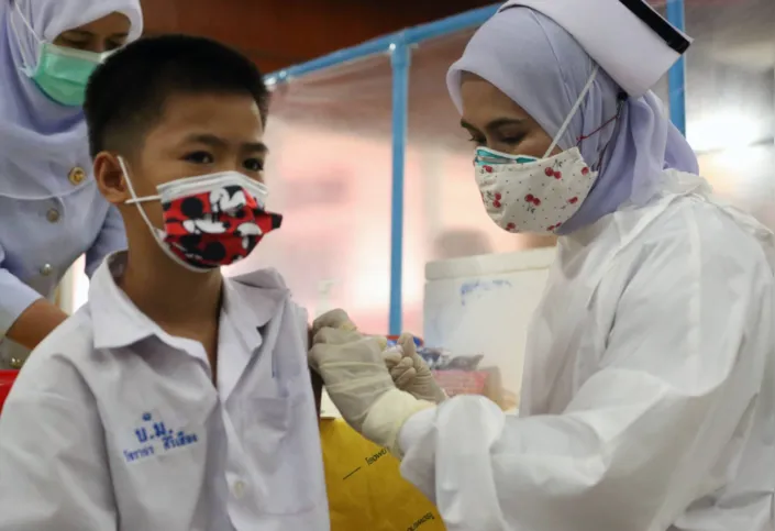 Estudantes são vacinados na Tailândia; no Brasil ainda não há uma previsão de quando os imunizantes poderão ser aplicados na população abaixo dos 12 anos 