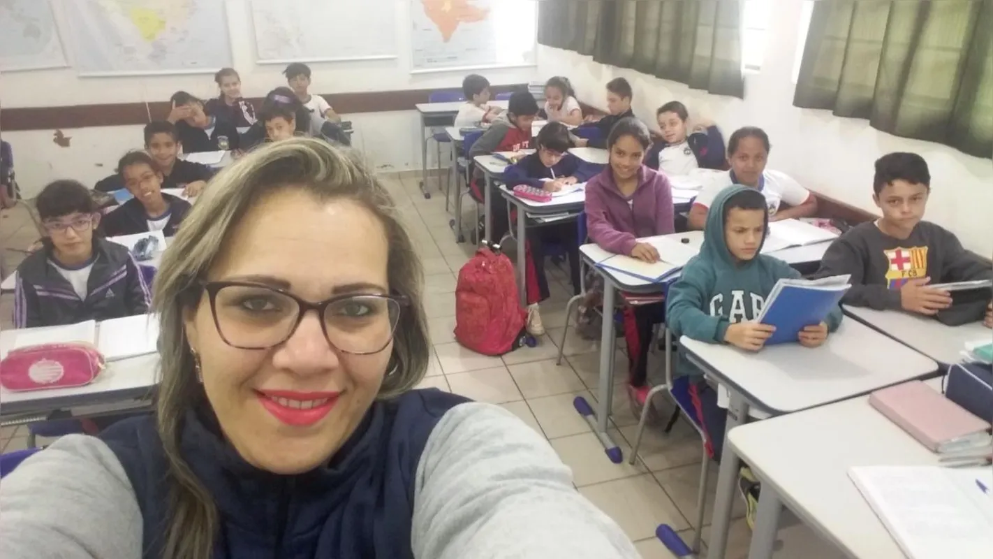 Professora Jane Piedade Longhini e seus alunos: "As políticas públicas vão além do assistencialismo"