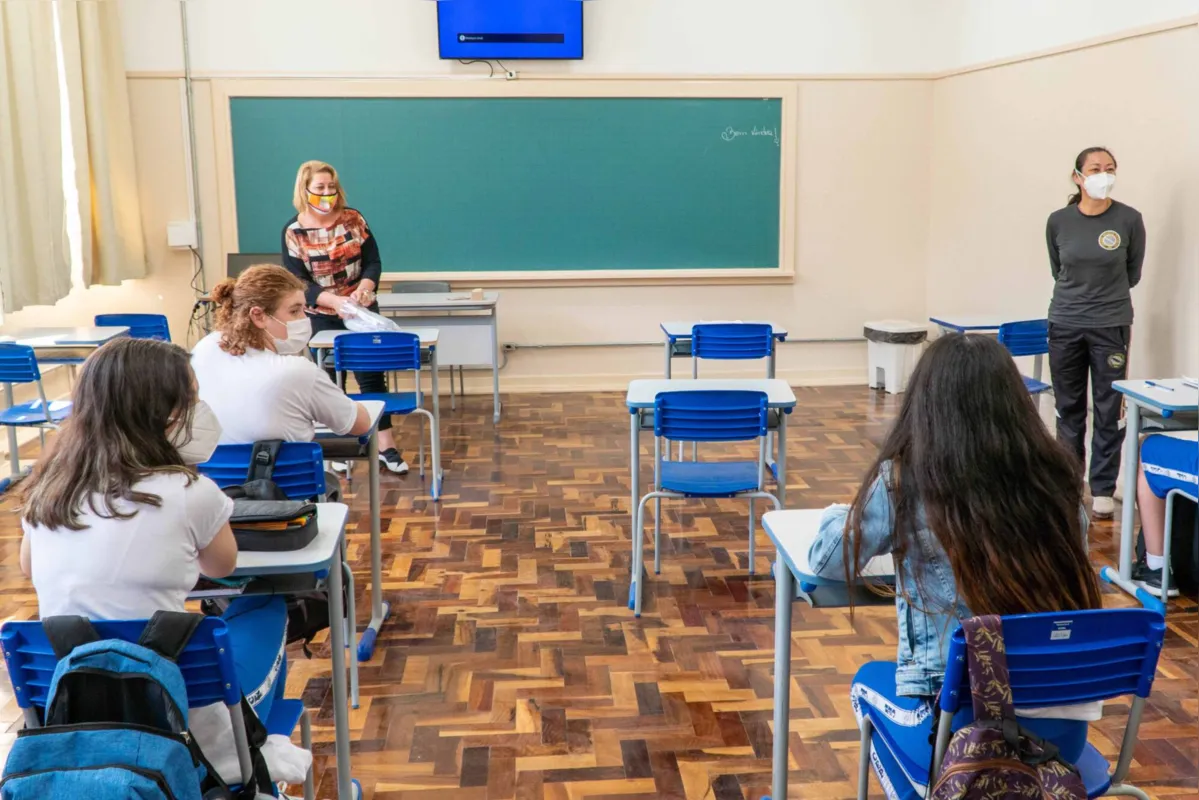 Resolução restringe a oferta de aulas remotas a estudantes com comorbidades ou em isolamento por infecção da Covid-19.