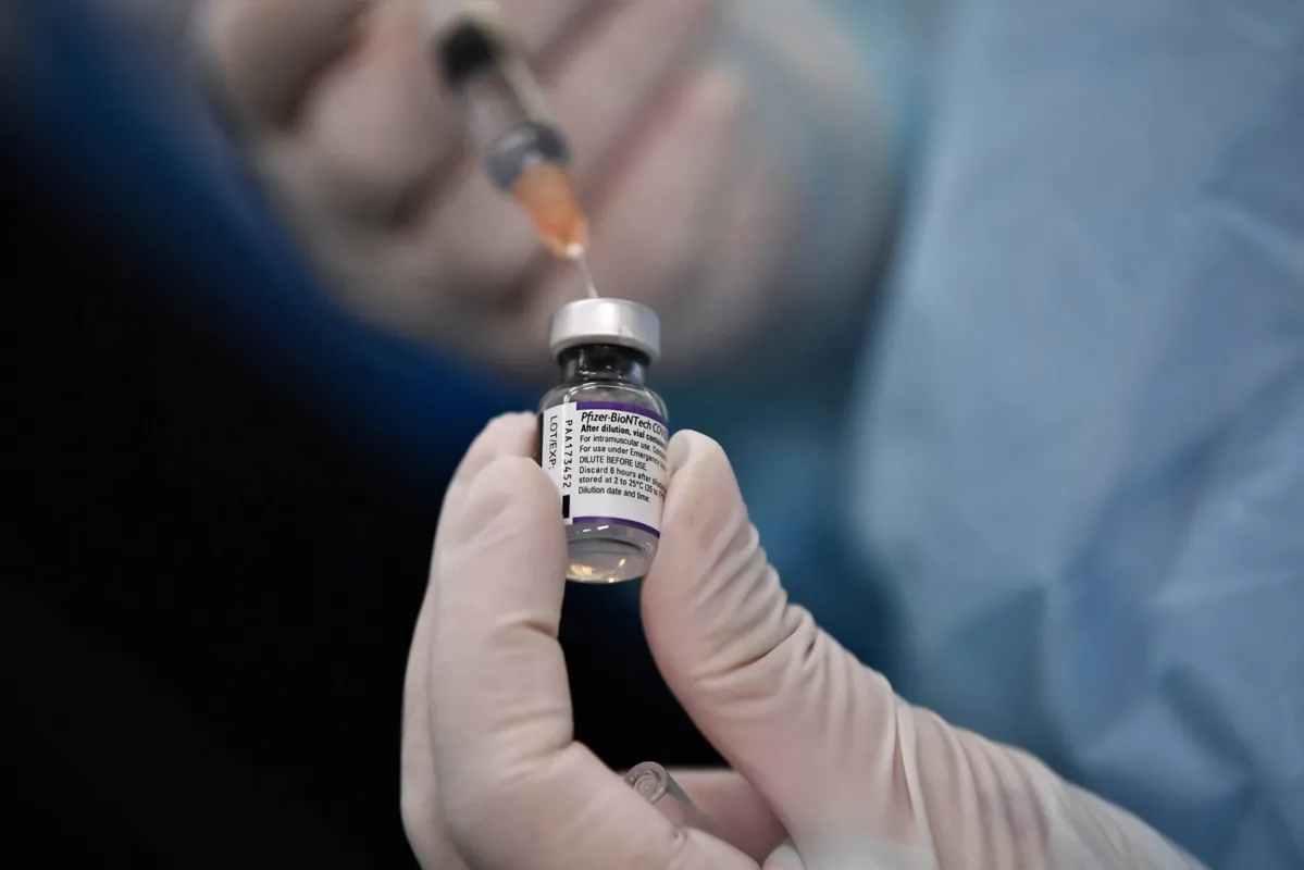 Segundo o comitê de medicamentos humanos, a recomendação se baseia em estudo que mostrou aumento no número de anticorpos em pessoas de 18 a 55 anos, após a terceira dose