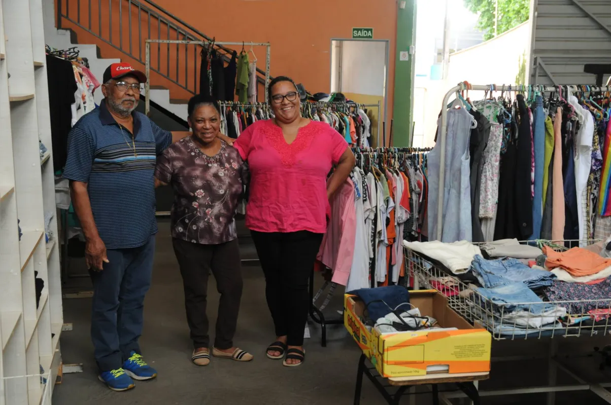 O casal Iraci e Francisco dos Santos com a neta Daiane: renda com vendas do bazar ajuda na manutenção da ONG