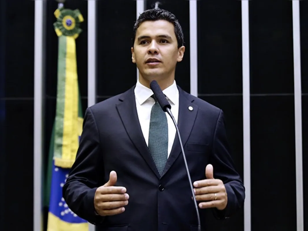 Imagem ilustrativa da imagem Alvo da Comissão de Ética, Diego Garcia pede desculpas por ter empurrado deputado petista