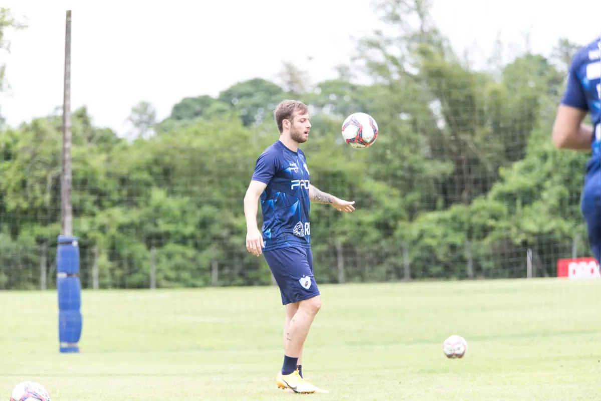 O volante Tárik pode reaparecer entre os titulares do LEC no confronto com o Guarani