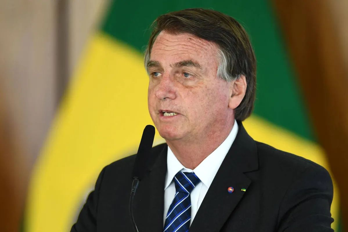 Imagem ilustrativa da imagem Bolsa cai 2,6% e dólar atinge R$ 5,57 após Bolsonaro determinar auxílio de R$ 400