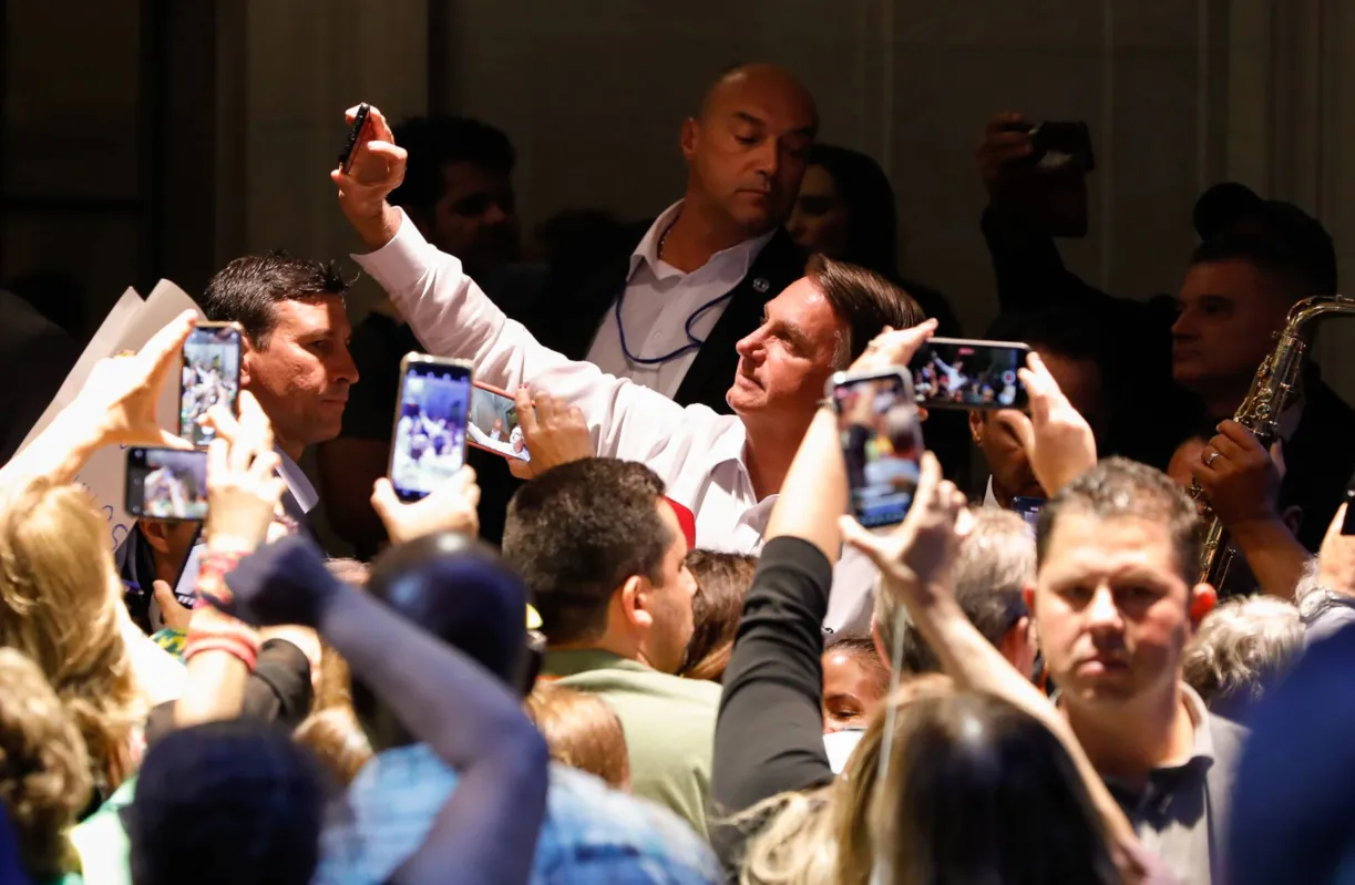 Imagem ilustrativa da imagem Bolsonaro cancela viagem ao Paraná após orientação para isolamento