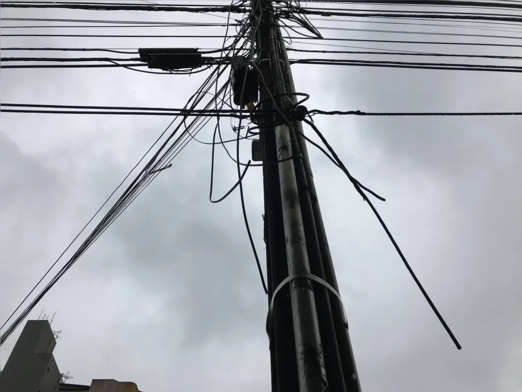 Imagem ilustrativa da imagem Cambé enfrenta problemas com fios soltos em vias públicas