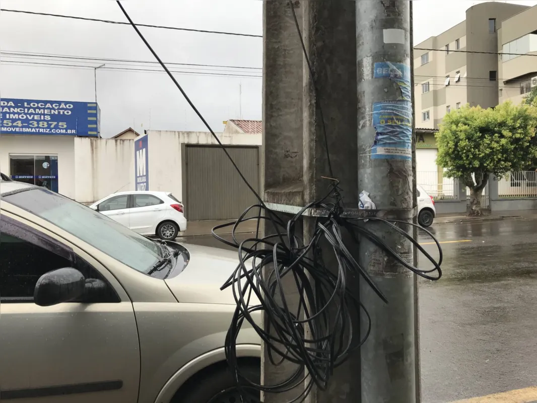 Imagem ilustrativa da imagem Cambé enfrenta problemas com fios soltos em vias públicas