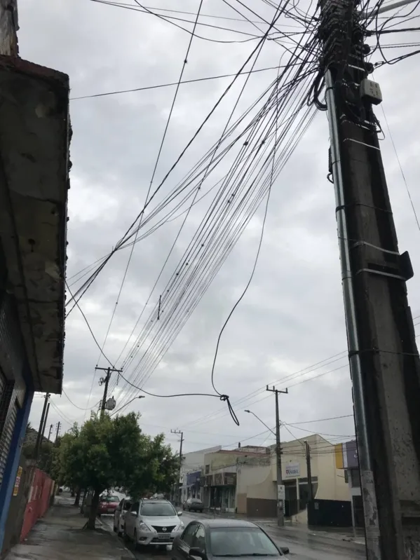 Imagem ilustrativa da imagem Cambé enfrenta problemas com fios soltos em vias públicas