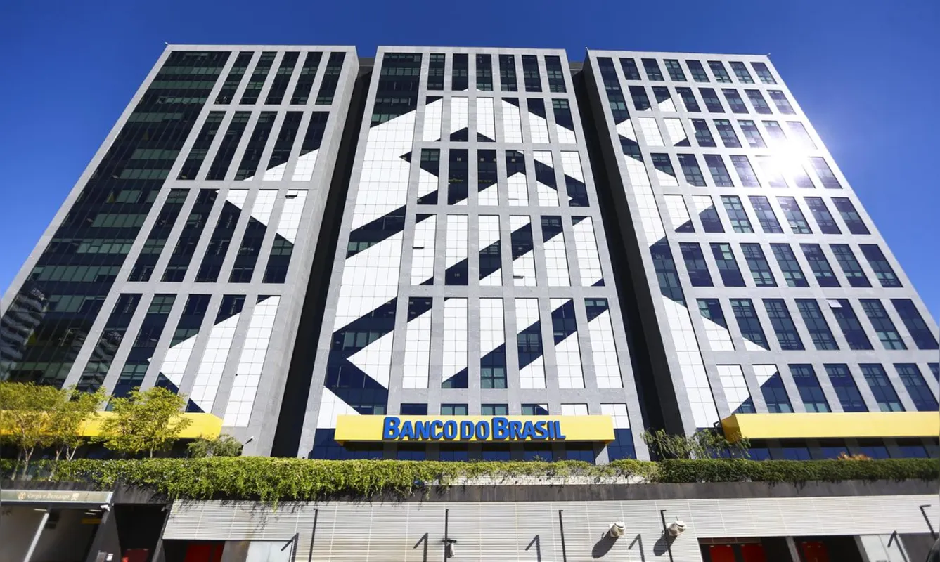 A Cesgranrio está aplicando neste domingo (26) as provas objetivas do concurso Banco do Brasil em vários municípios de todos os Estados do Brasil e do Distrito Federal. O início do teste começou às 13 horas. Mais de 1,6 milhão de pessoas foram inscritas.