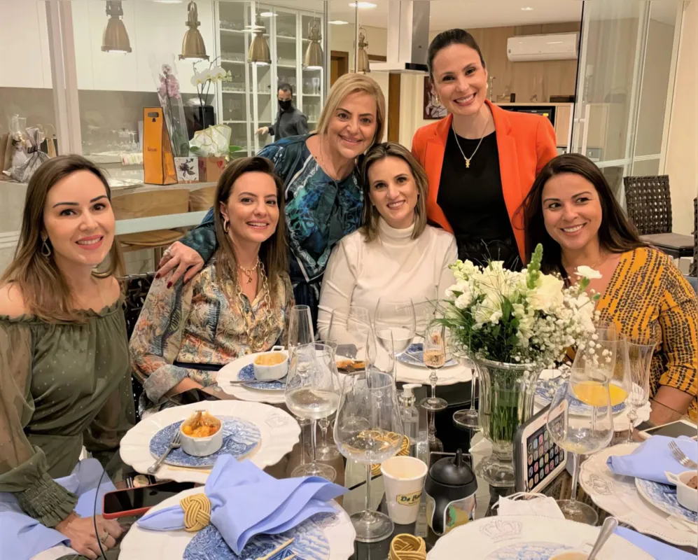 Imagem ilustrativa da imagem Chá entre amigas em Londrina festejando a primavera e a vida
