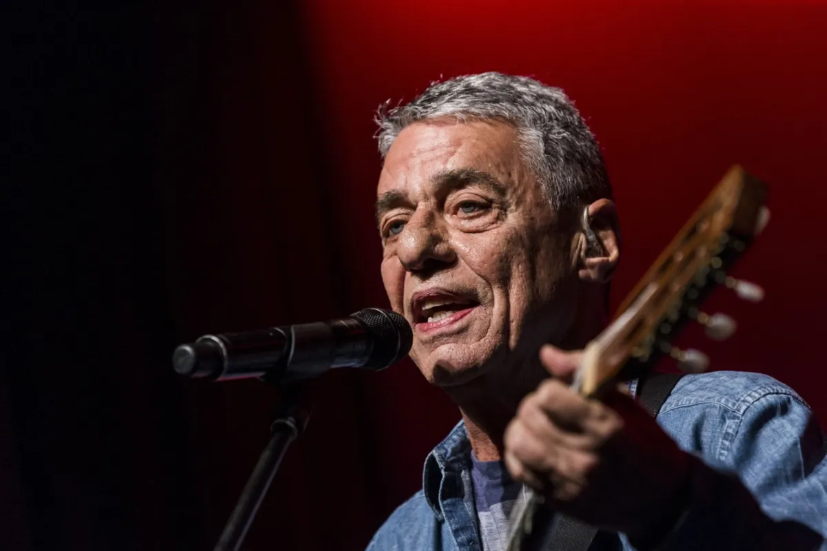Chico Buarque: cirurgia aos 77 anos para corrigir um problema de coluna