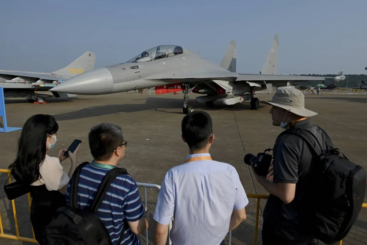 Os chineses apresentaram uma versão para guerra eletrônica do caça J-16, equipada com "pods" para uso de ondas eletromagnéticas