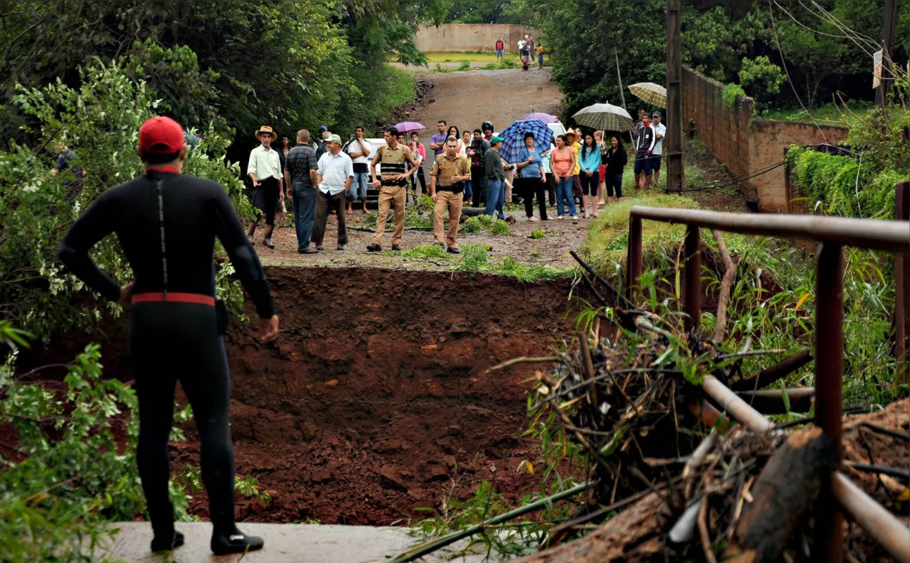 Ponte sobre o ribeirão Lindoia, na zona leste, foi destruída pela chuva