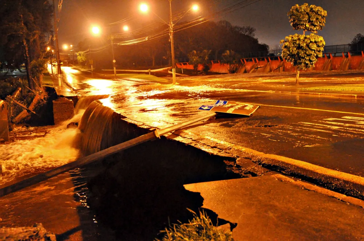 Temporal destruiu asfalto na rua 
Almeida Garret, na barragem do Igapó
