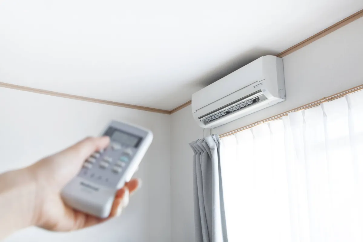 O ar condicionado, ao lado de chuveiros elétricos e ferros de passar roupa são os maiores "vilões' da conta de energia elétrica das residências