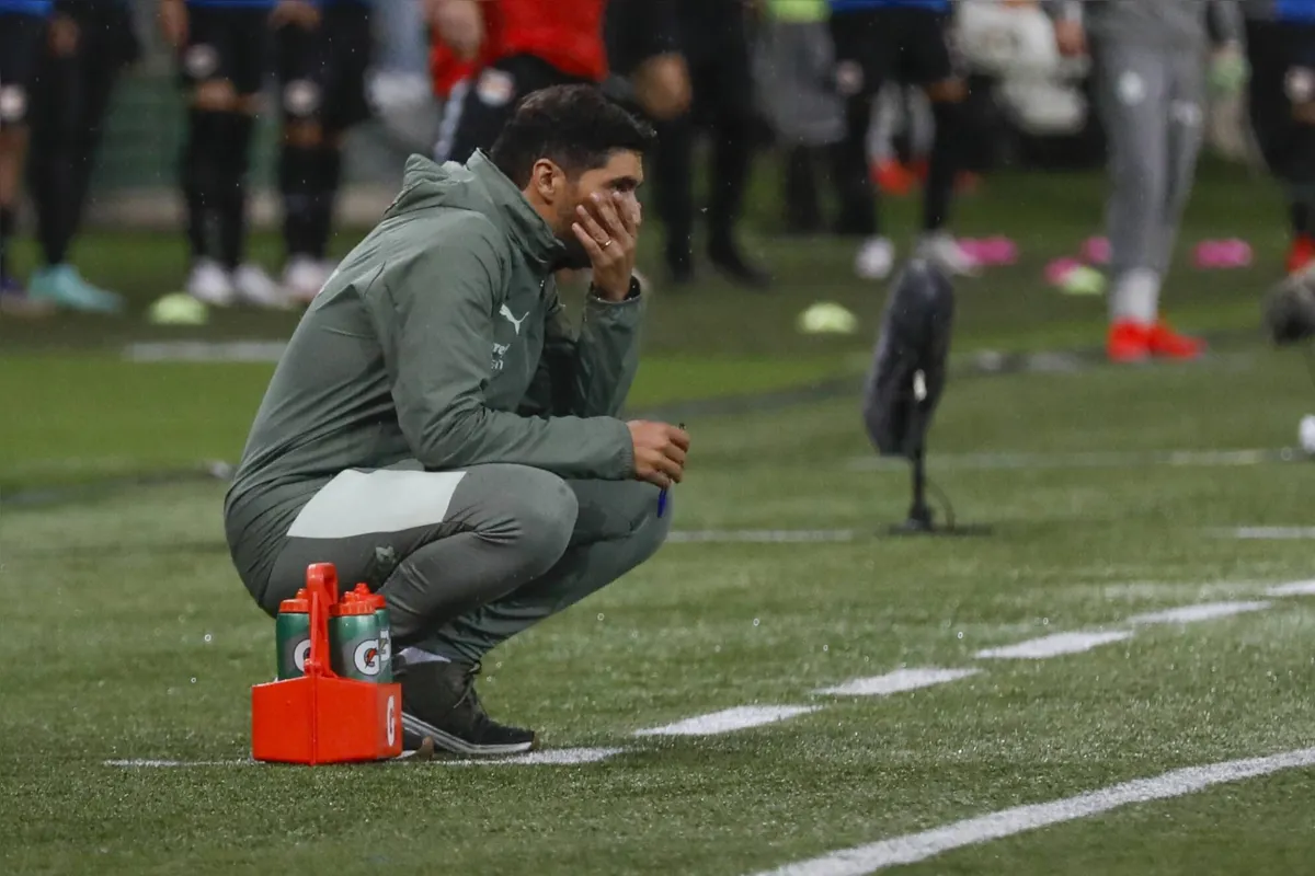 Abel Ferreira tem sido muito cobrado pela torcida do Palmeiras pelo futebol ruim nos últimos jogos 