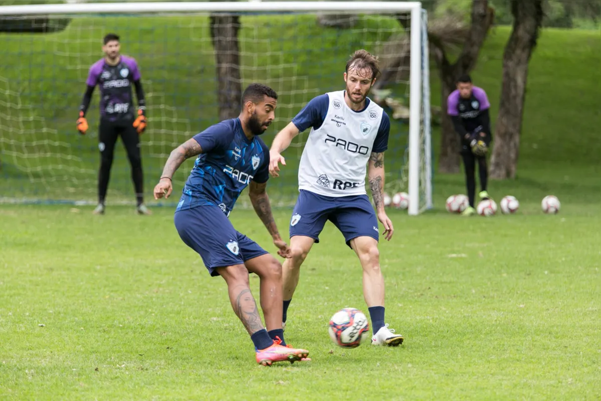 Com a suspensão de Jean Henrique, Tárik (colete) reaparece no meio-campo do LEC