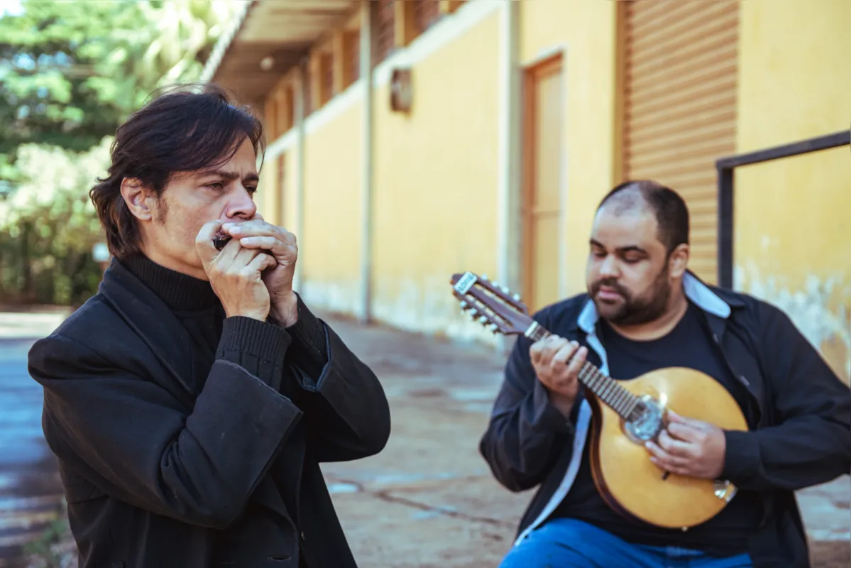 O cantor e gaitista Oswaldo Coyote e o guitarrista Alessandro Prog: blues e folk em parceria