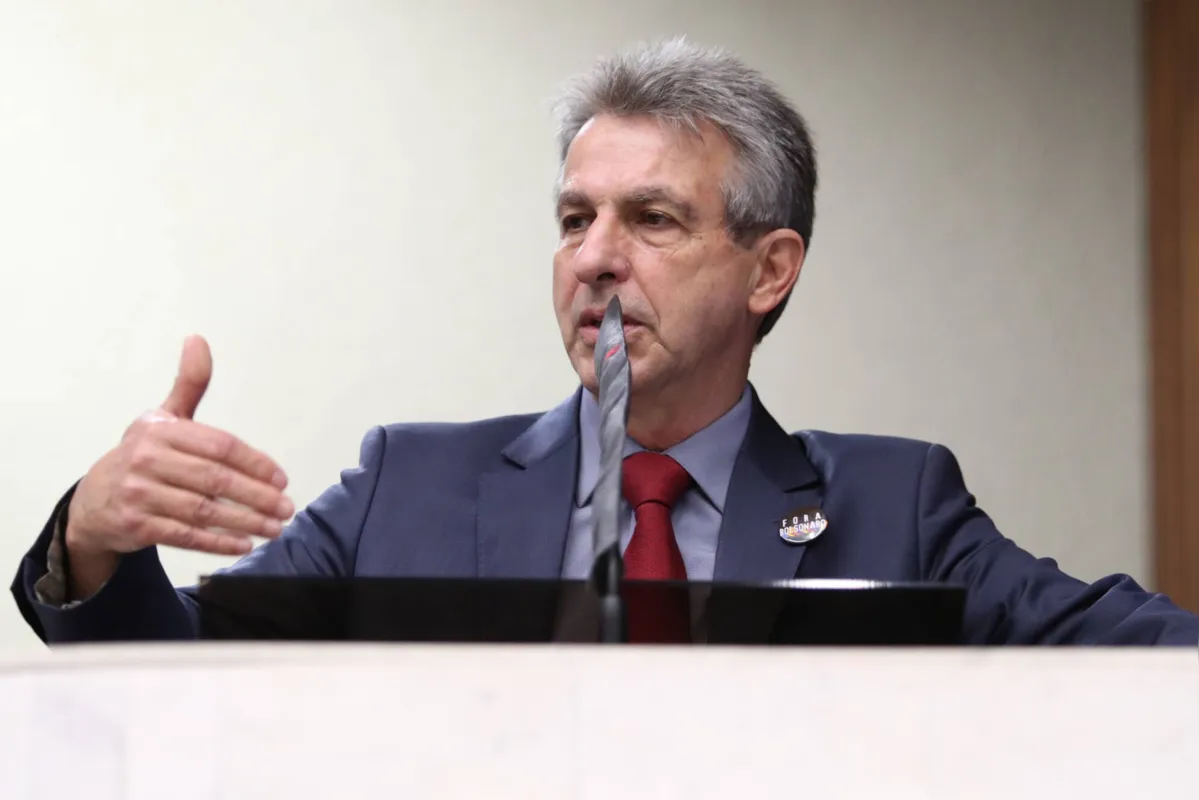 Imagem ilustrativa da imagem Deputado entra na Justiça para impedir volta integral das aulas presenciais