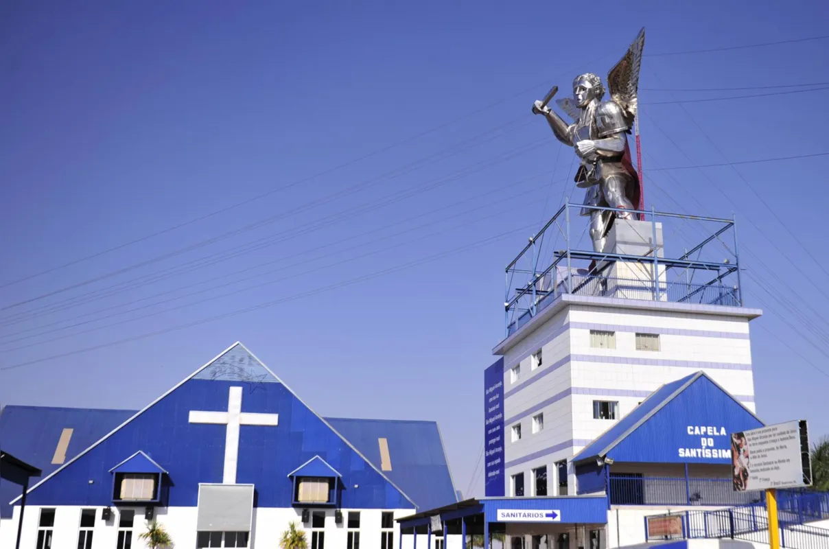 Imagem ilustrativa da imagem Devotos celebram o Dia de São Miguel Arcanjo em Bandeirantes