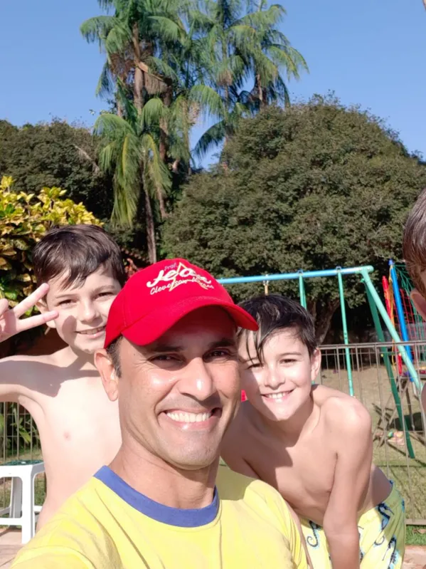 Os meninos Heitor Marques Cangussu e André Munhoz de Andrade Filho com o professor e recreador Jean Cléverson Moraes