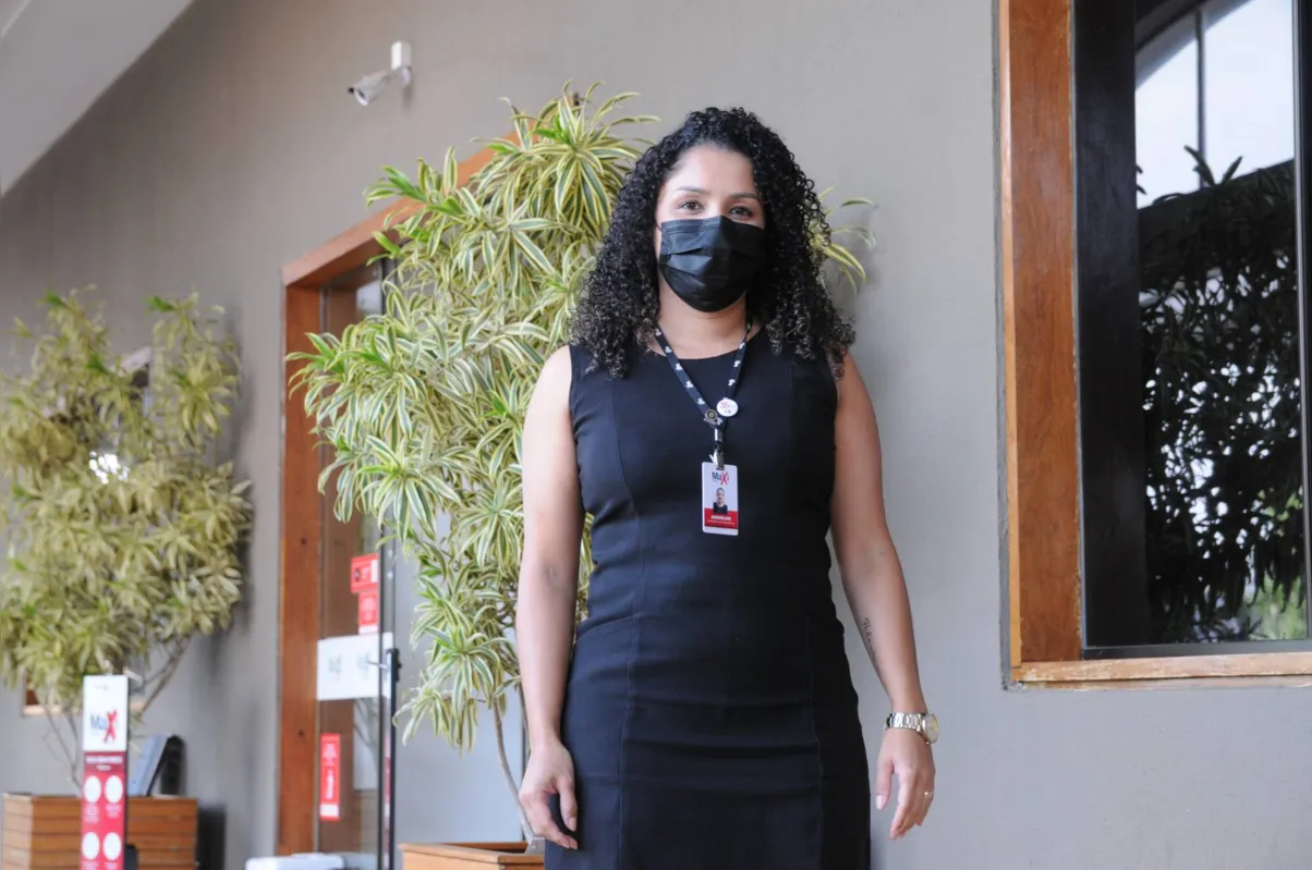 A coordenadora pedagógica da unidade da Avenida Maringá do Colégio Maxi, Jaqueline Oliveira Ramos, conta que a equipe vem estudando e avaliando as propostas do Novo Ensino Médio há mais de um ano. 