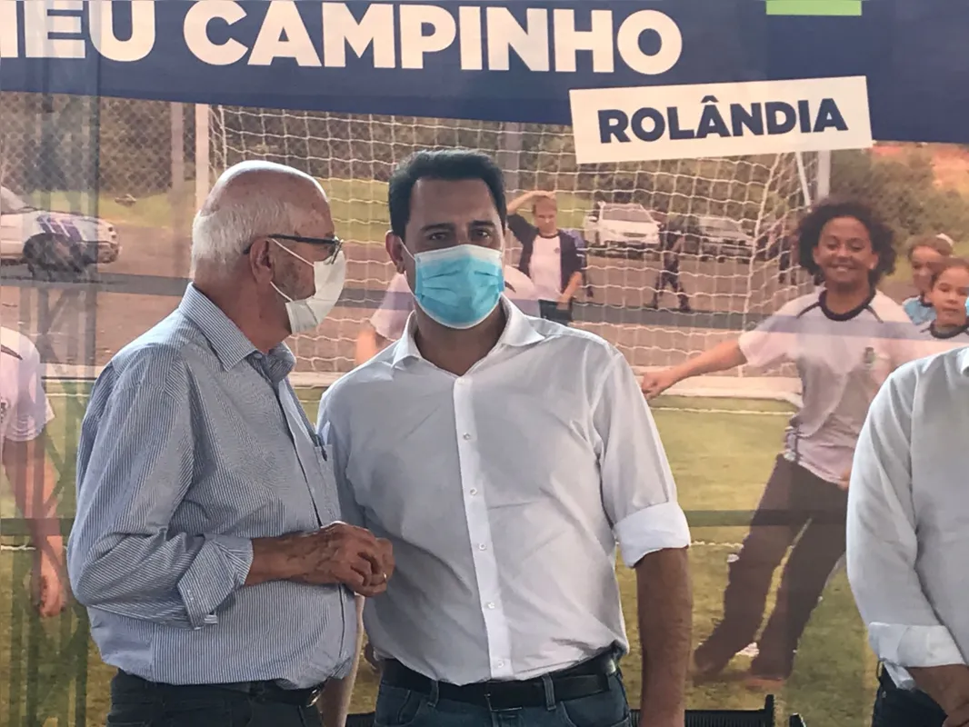 Imagem ilustrativa da imagem Em Rolândia, governador do Paraná entrega quadras esportivas e anuncia investimentos