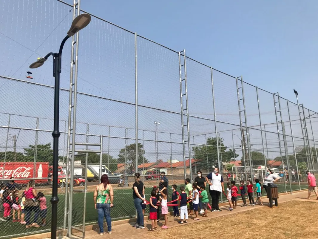 Imagem ilustrativa da imagem Em Rolândia, governador do Paraná entrega quadras esportivas e anuncia investimentos
