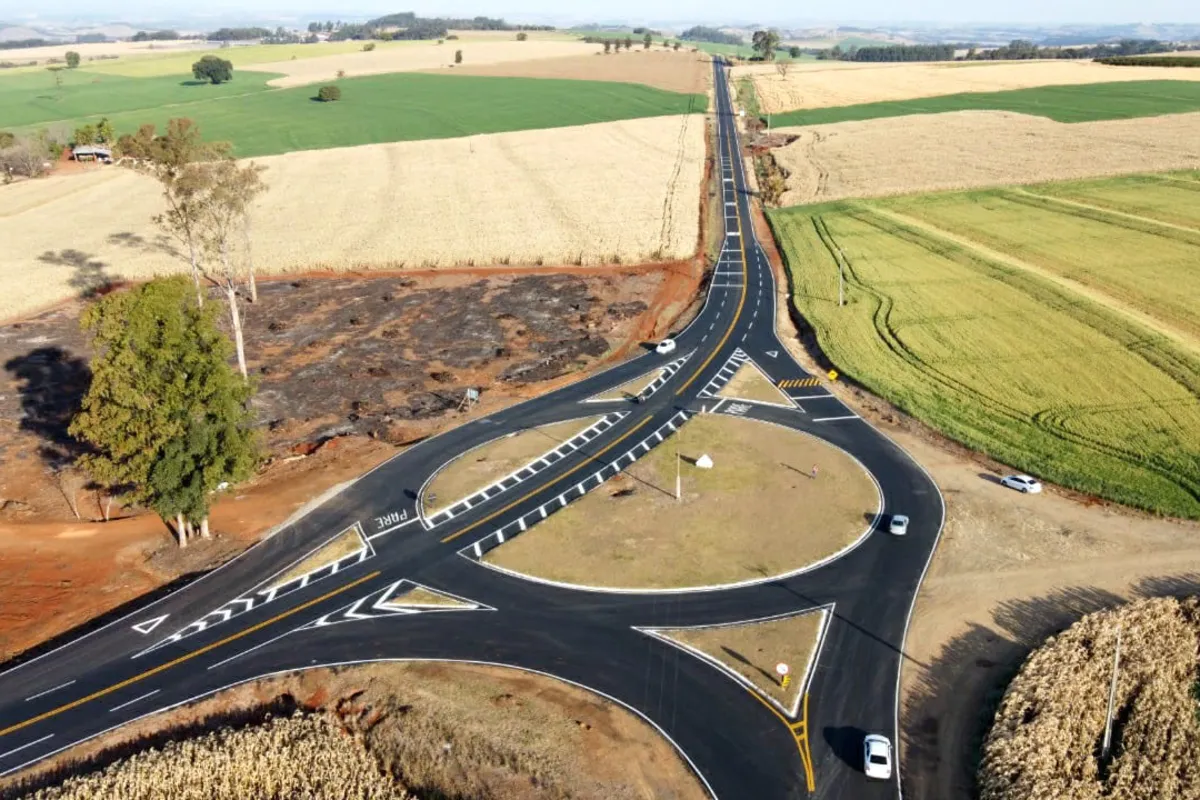 Serviços de conservação na PR-170 entre Apucarana e Borrazópolis, no Vale do Ivaí - conhecida como Rodovia do Milho. 