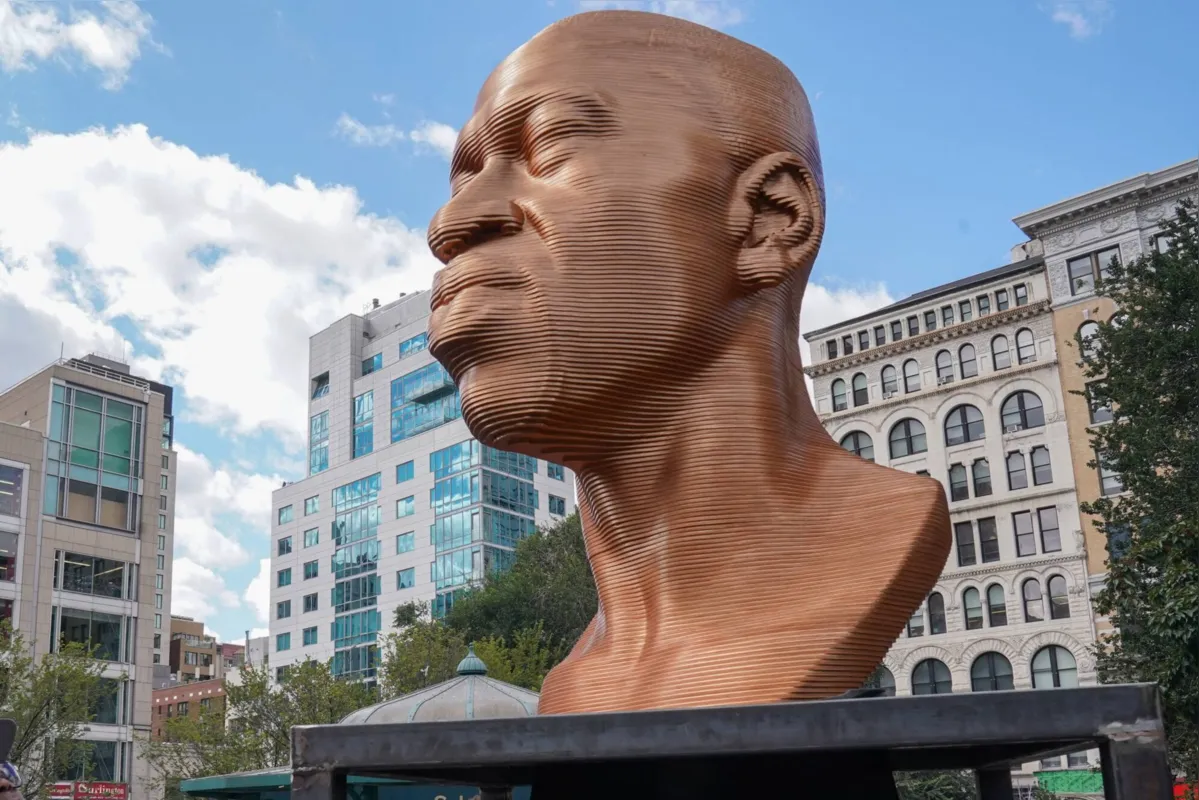 O busto de madeira de Floyd foi esculpido pelo artista Chris Carnabuci