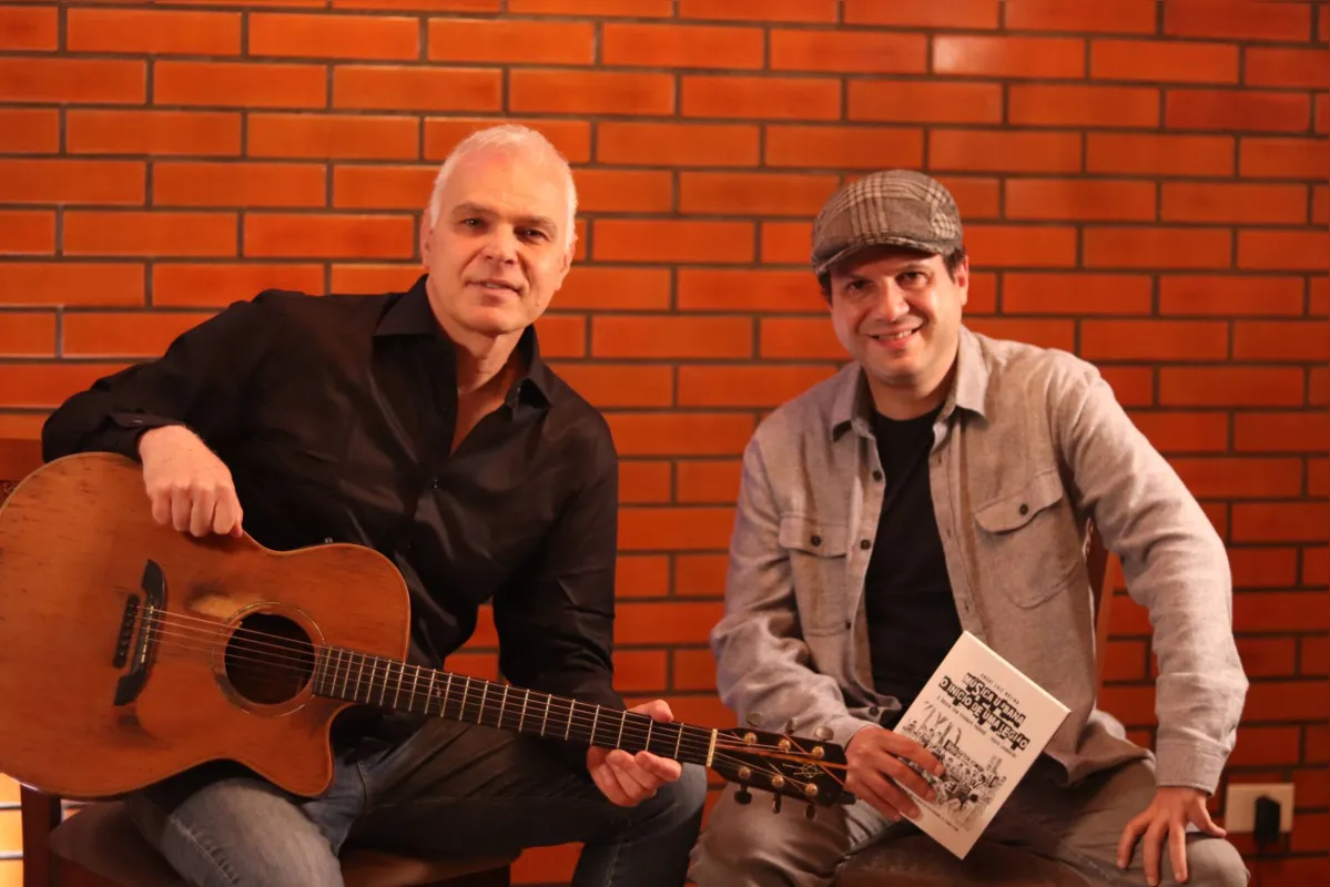 Kadu Lambach e o jornalista André Molina: livro traz textos inéditos e rascunhos do que seria a primeira música da Legião Urbana