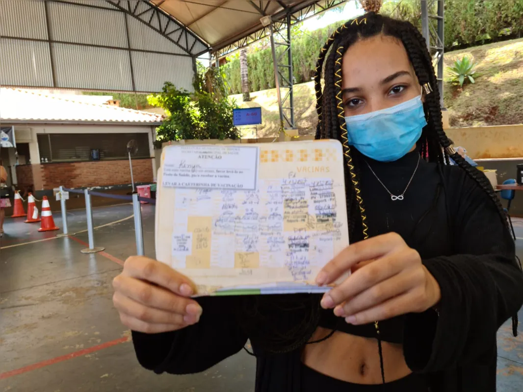 "Minha ansiedade agora é pela segunda dose", diz Kenya Nicolly Diniz, 14