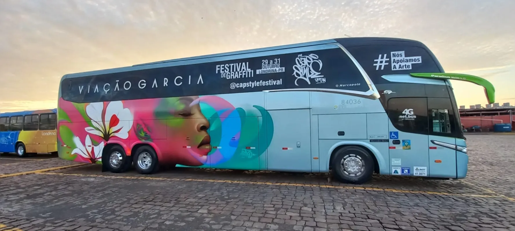 Artistas do coletivo Capstyle pintaram um ônibus com imagens que remetem ao Outubro Rosa