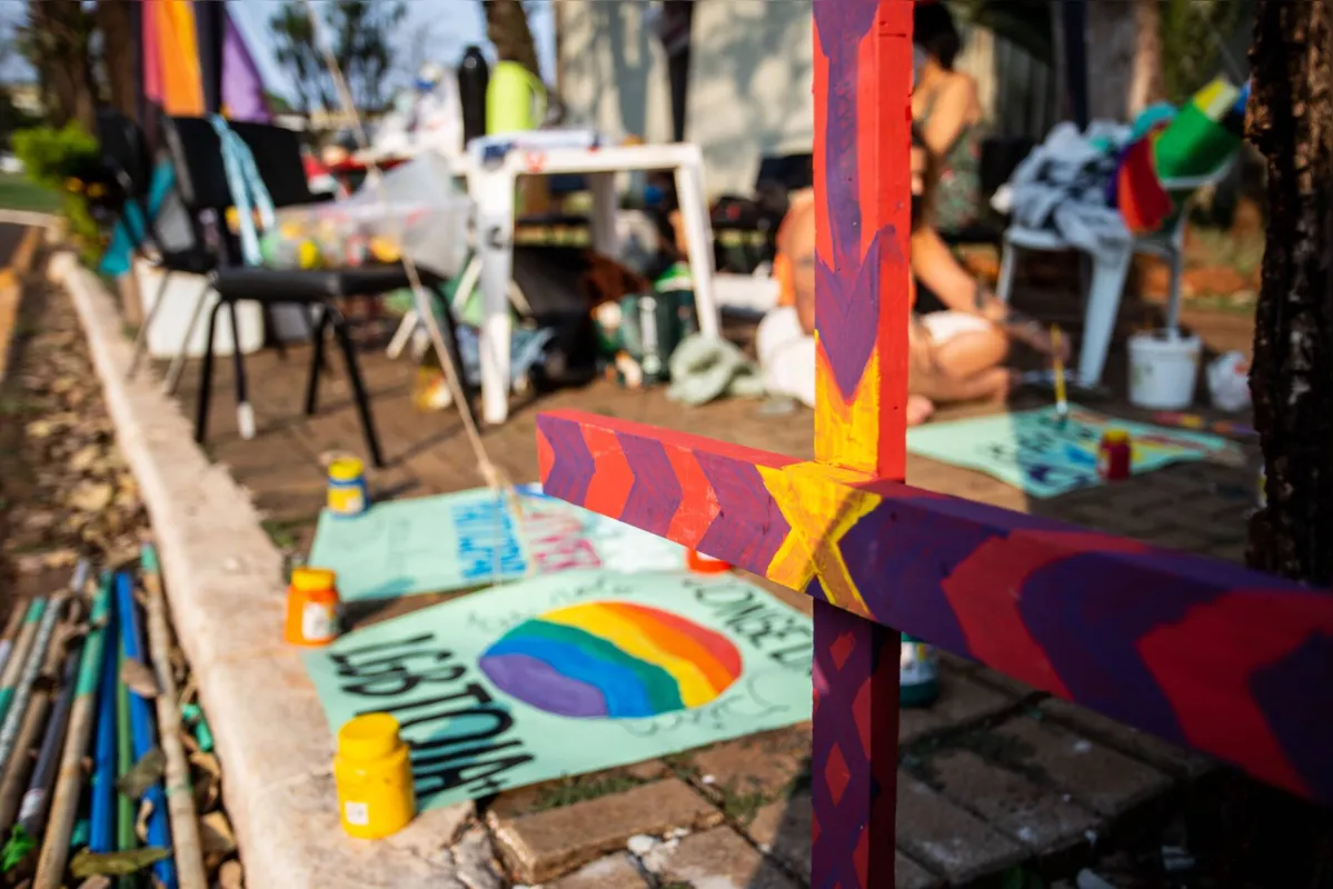 Manifestantes fazem vigília e acampam em frente a prefeitura de Londrina em prol da aprovação do Conselho LGBT de Londrina