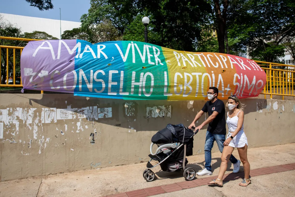 Manifestantes fazem panfletaço e no centro de Londrina em prol da aprovação do Conselho LGBT de Londrina