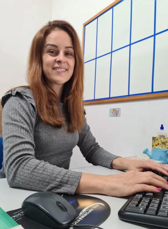  Hélvia C. O. Machado, cordenadora de escola que fica no Jardim Mister Thomas: "É no exercício de reflexão entre teoria e prática que conhecemos cada aluno" 