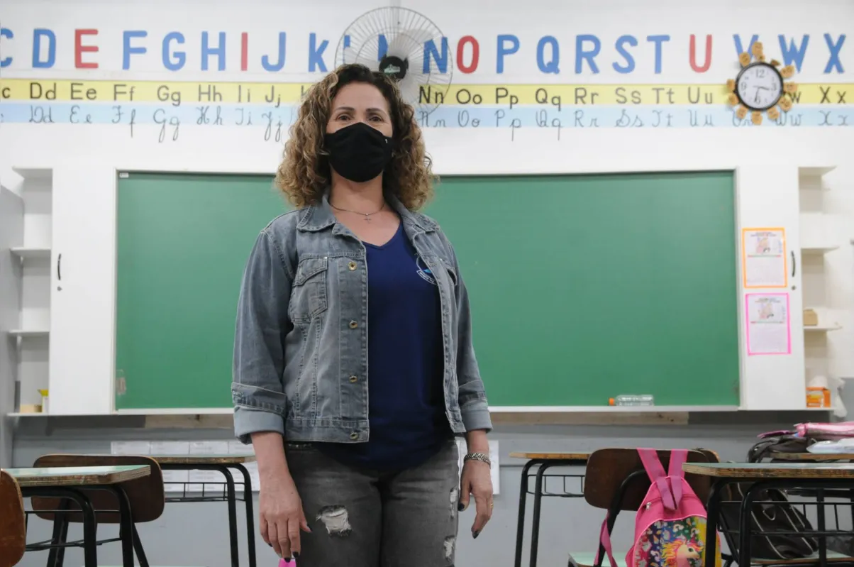 Neide Lira da Cruz, coordenadora de escola municipal que fica no Jardim Novo Amparo "Alunos com necessidades especiais não podem ser privados de conteúdo e assim a metodologia é adaptada às dificuldades que surgem"