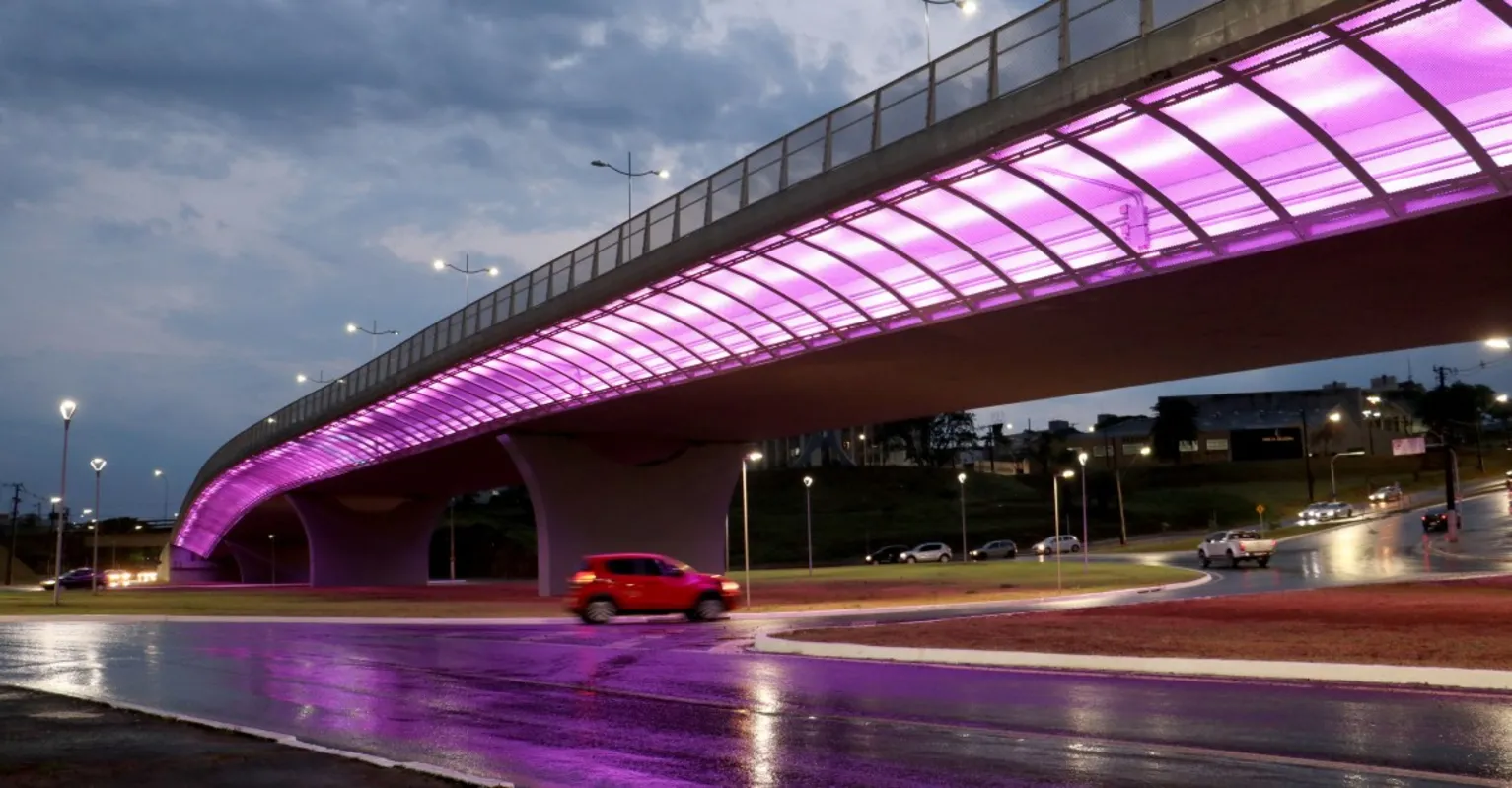 Imagem ilustrativa da imagem Monumentos em Londrina recebem iluminação rosa