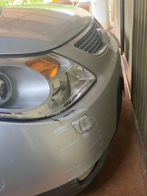 Carro ainda apresenta as marcas do atropelamento