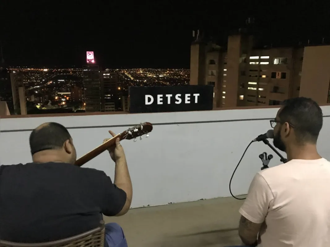 Apresentação piloto foi realizada no terraço do Edifício Bosque com a participação dos músicos Oswaldo Coyote e Alessandro Prog,  o relojão, ao fundo, dá o toque especial na paisagem do Centro Histórico