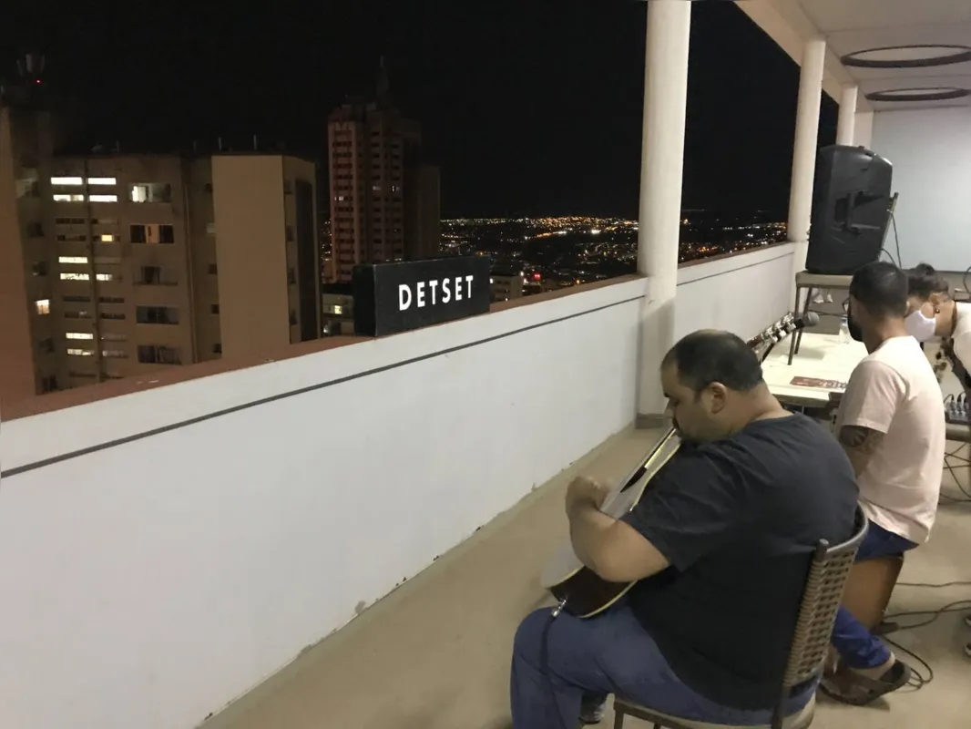 Imagem ilustrativa da imagem Música que vem do alto dos prédios do centro