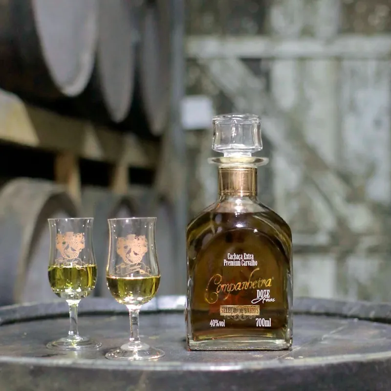 Cachaça extra premium envelhecida 12 anos em barril de carvalho