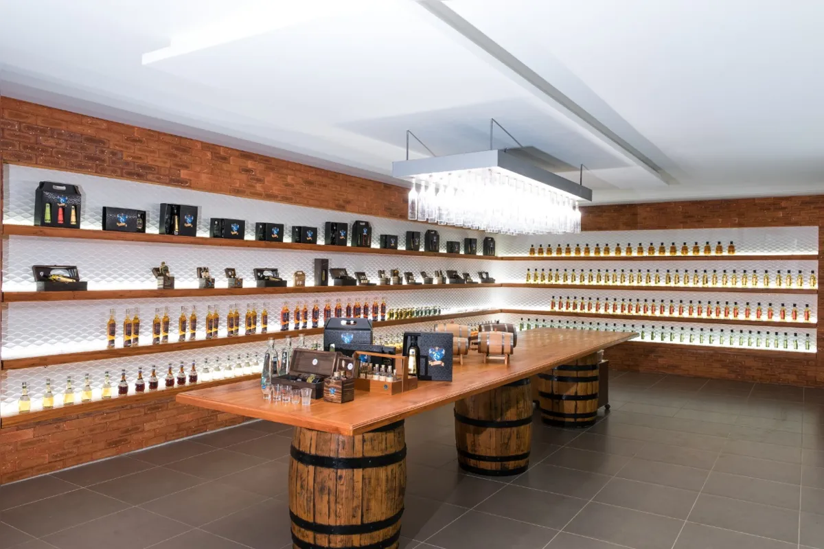 Cachaça Companheira dispõe de loja em Jandaia do Sul para o turismo de experiência