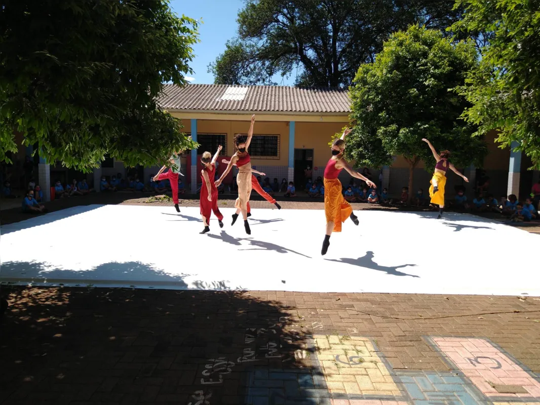 "Joguete", com o Ballet de Londrina: temporada de apresentações nas escolas municipais vai até a primeira semana de novembro 