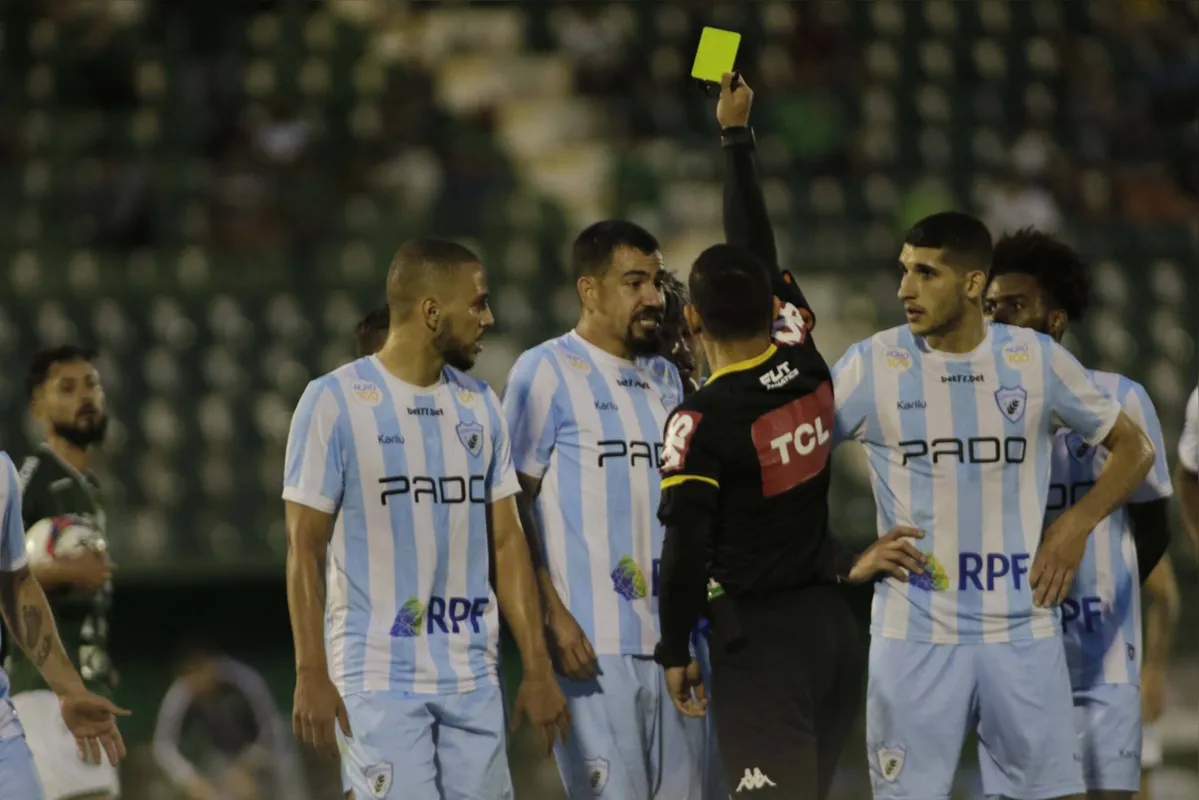 Jogadores do Londrina reclamam da marcação do pênalti para o Guarani