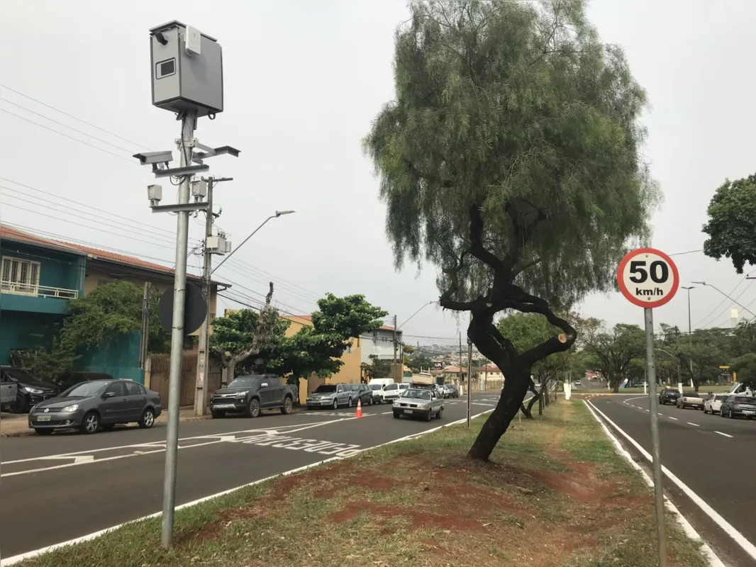 Na av. Henrique Mansano, há radares nos dois lados da pista