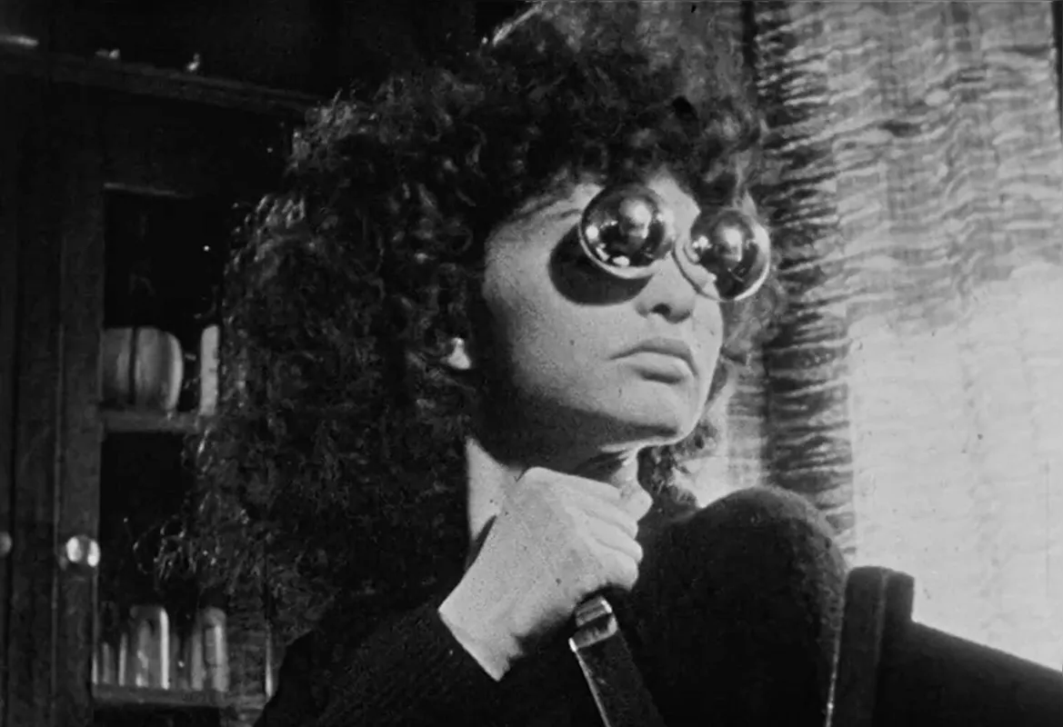 Maya Deren em "Meshes of Afternoon" : linguagem poética de alta voltagem no cinema