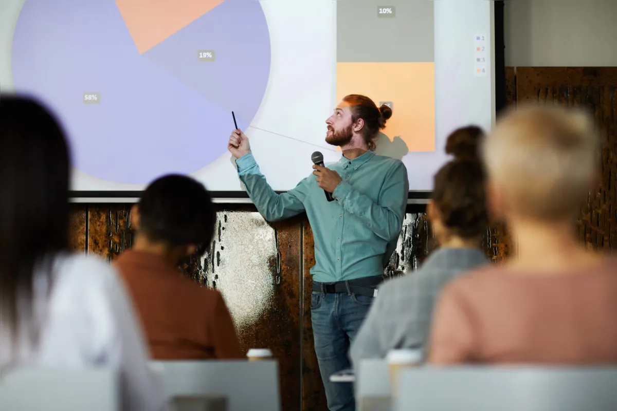 Ambientes virtuais imersivos misturam o mundo real com virtual, permitindo o aprendizado por meio da experiência e da interação dos alunos